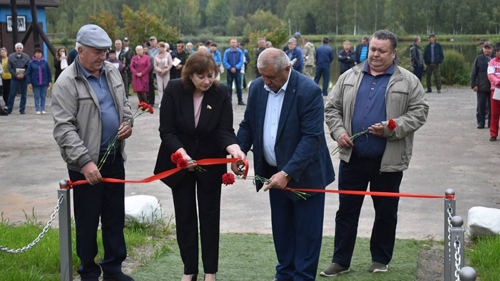 В Клетне в честь 80-летия освобождения Брянщины открыли памятник воинам