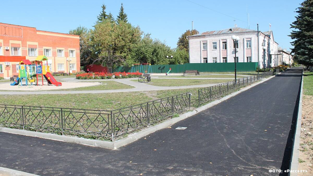 В Суземке завершается обновление сквера на площади Ленина