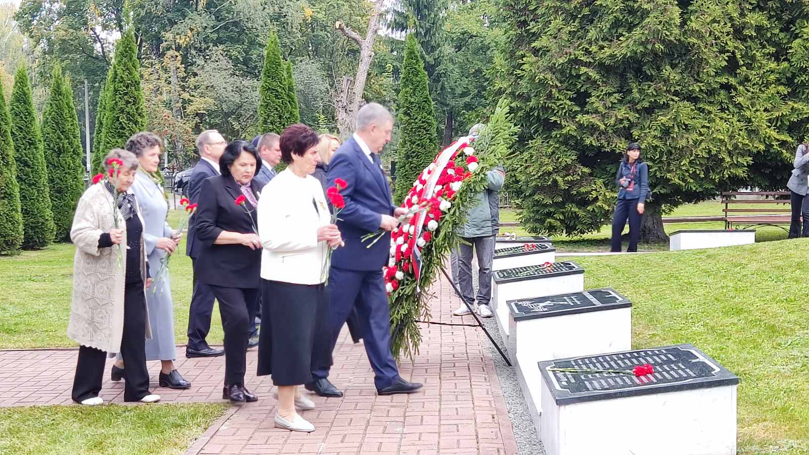 В Брянске на Центральном кладбище возложили цветы и венки к Мемориалу павшим воинам