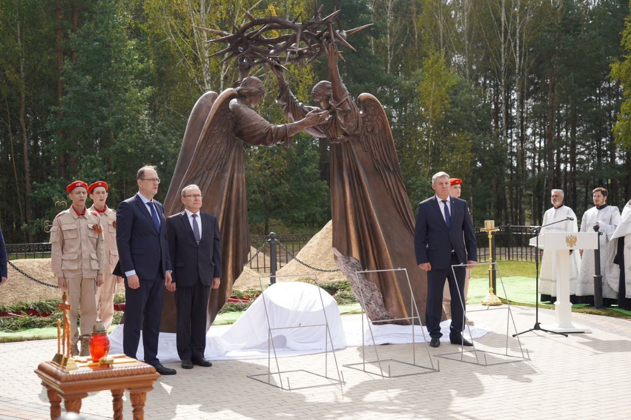 В Брянской области открыли мемориал «Ангелы» жертвам фашистских бесчинств