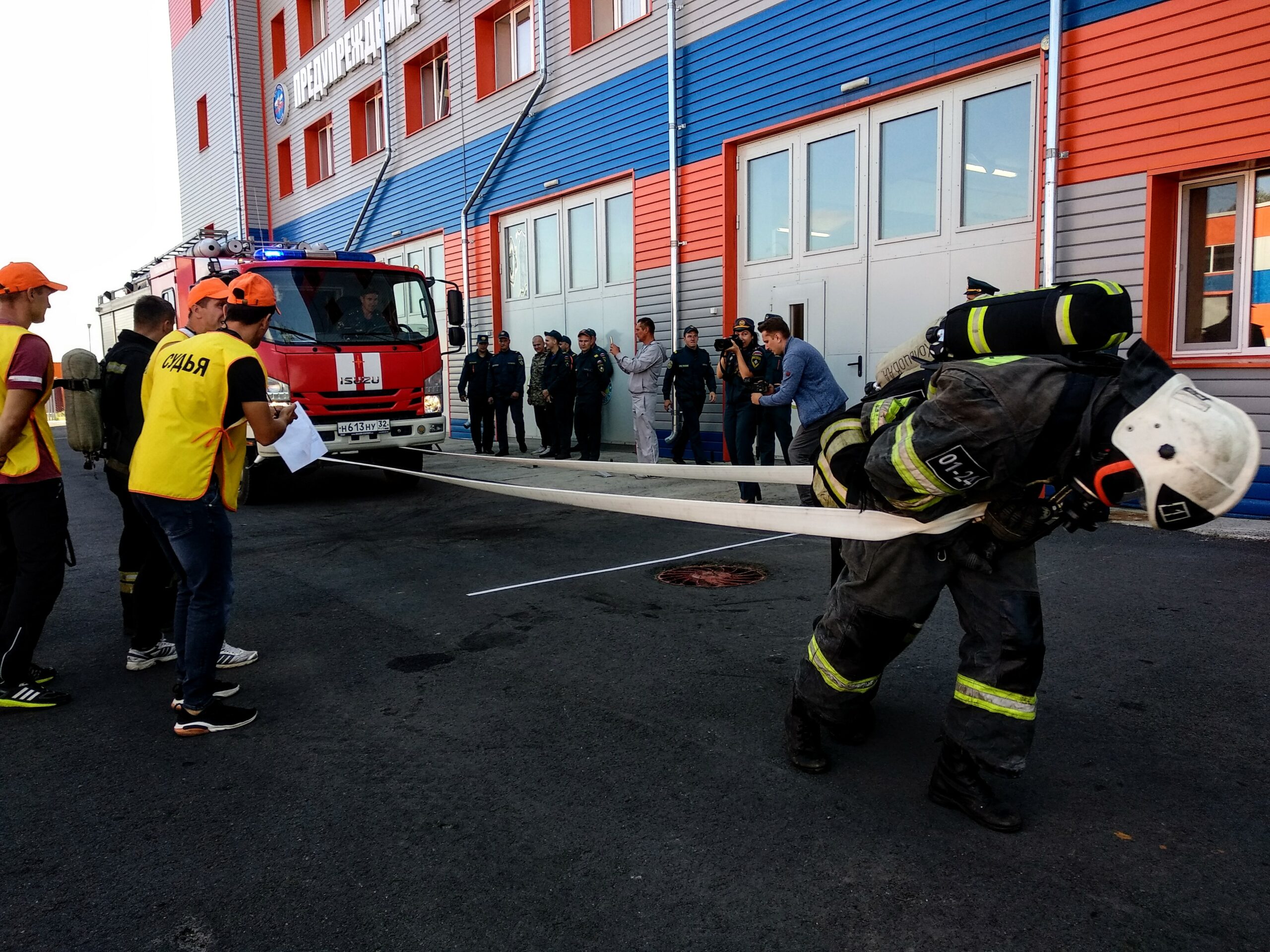 Брянские пожарные устроили экстремально богатырский кроссфит