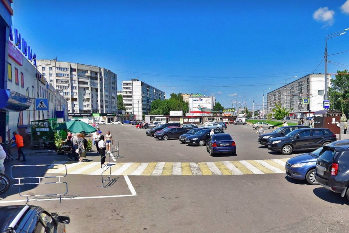 Брянцы пожаловались на беспредел автомобилистов возле гипермаркета «Линия»
