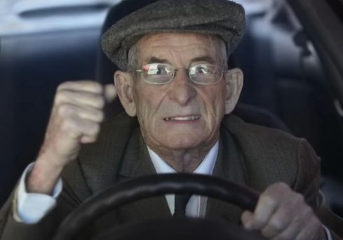 В Клинцах 83-летний водитель устроил комбо ДТП: сбил женщину и врезался в авто