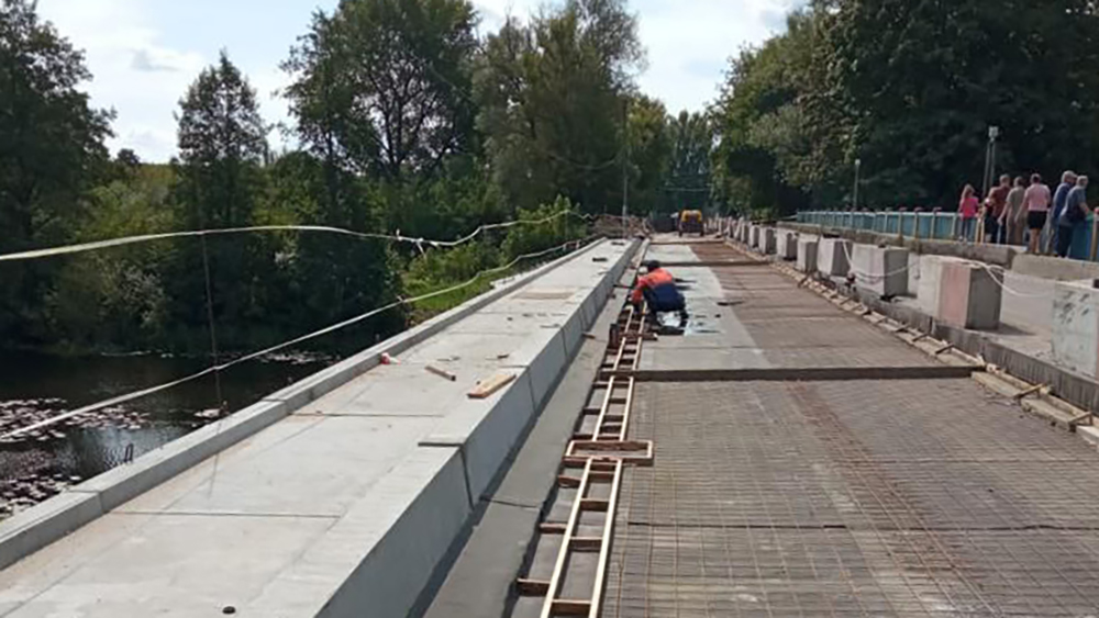 В Брянской области по нацпроекту ремонтируют мост через реку Ипуть