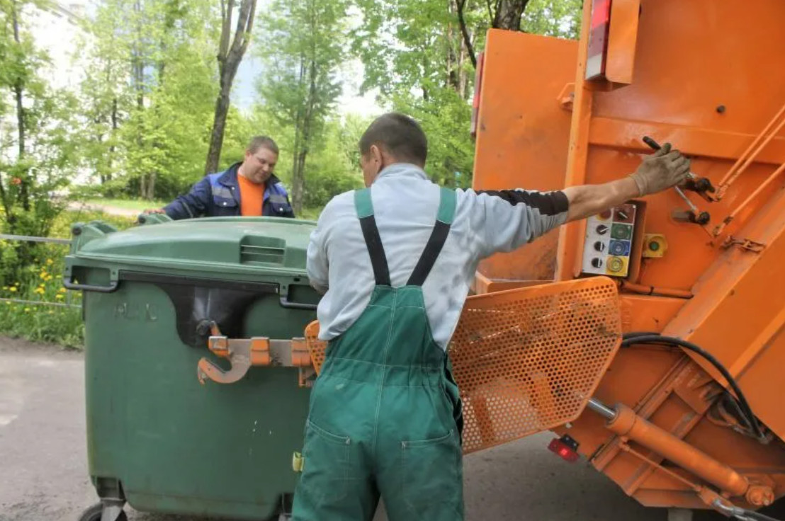 Сотрудник брянской компании во время работ попал под колесо мусоровоза