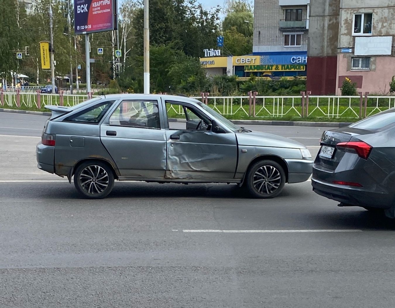 В Брянске на кольце Самолета в ДТП попали легковушка и автобус