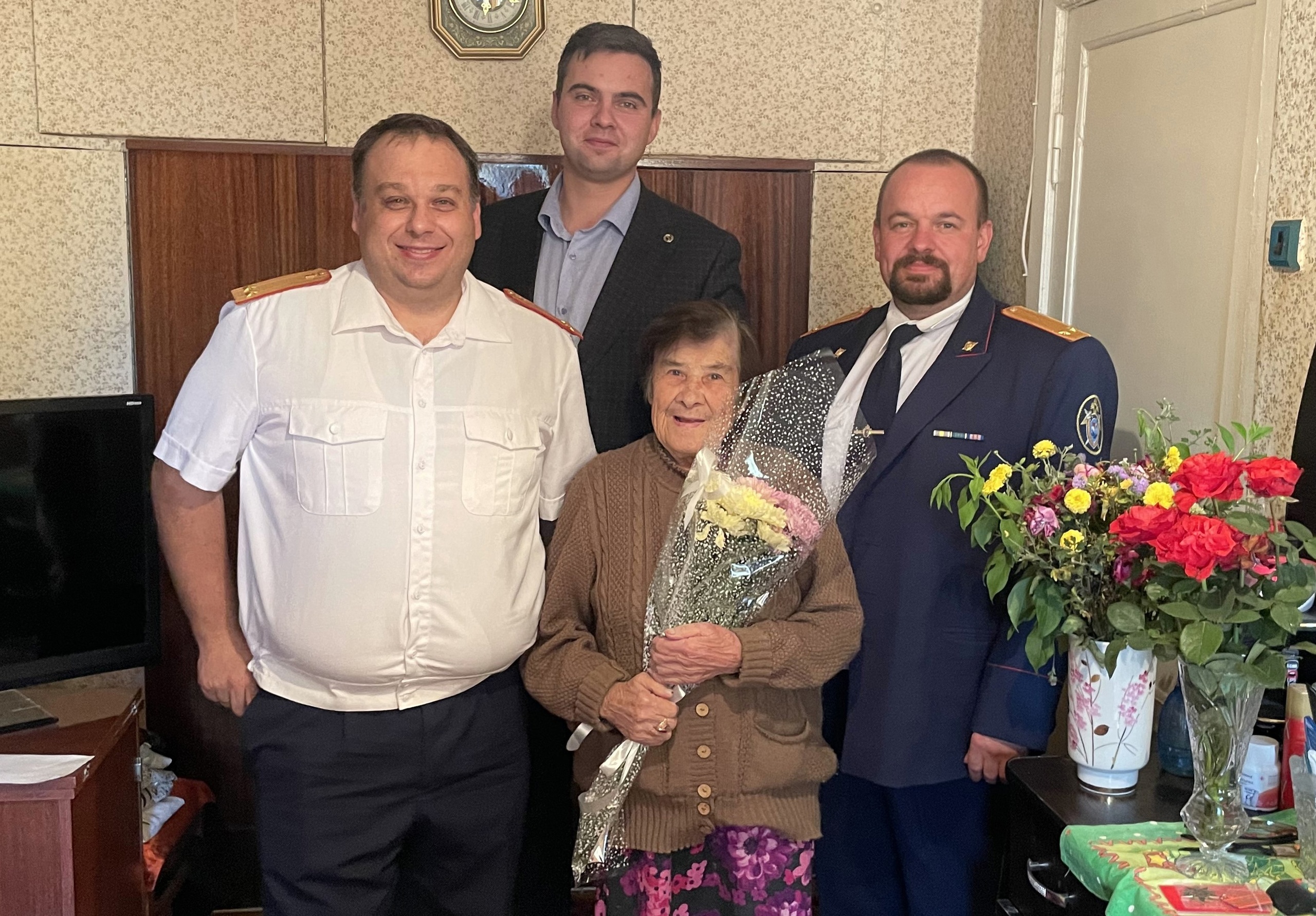 Брянские следователи поздравили партизанку Анну Ковалеву с 80-летием освобождения области от гитлеровцев