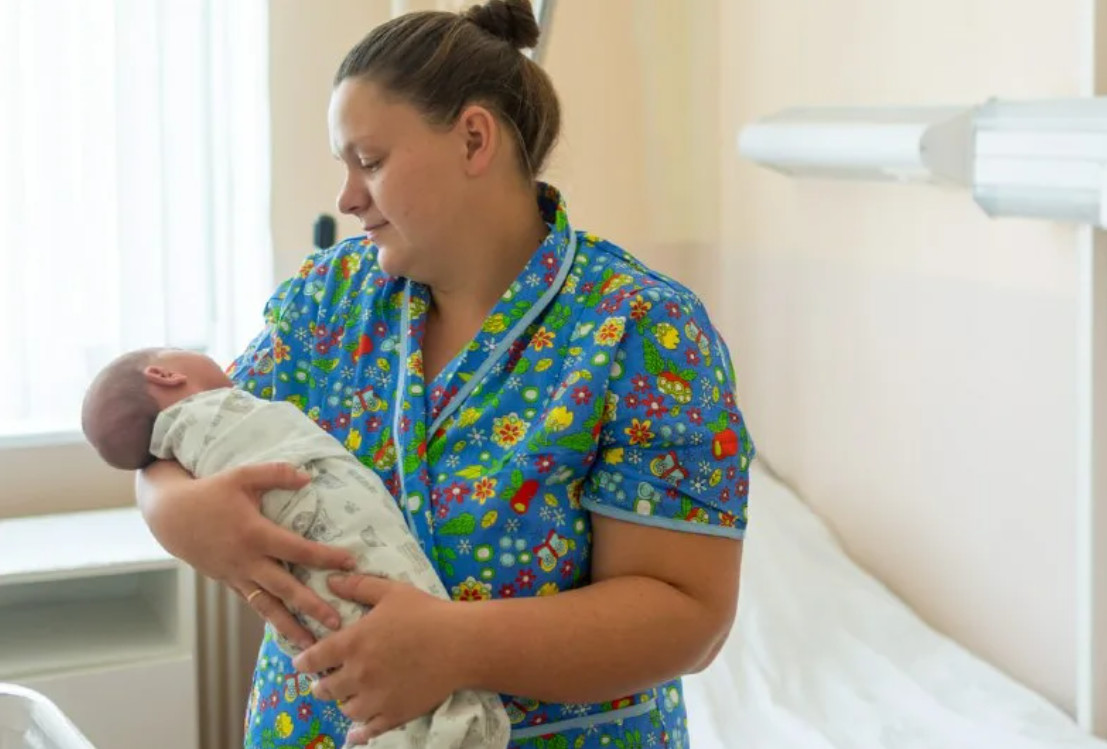 Более 2,4 тысячи брянских женщин получили пособие по беременности и родам