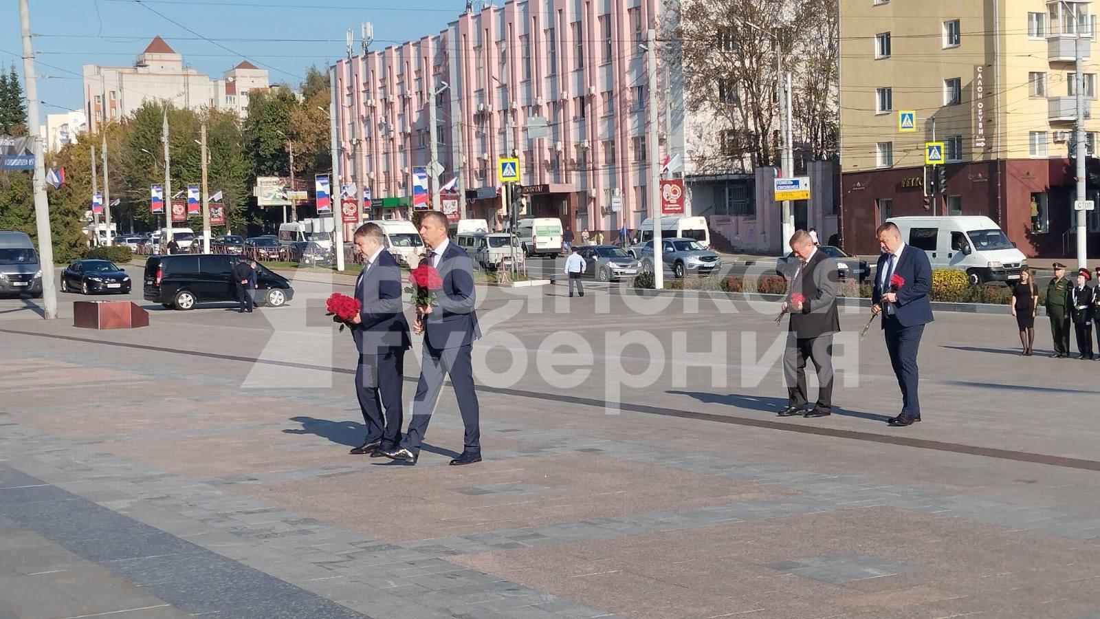 На площади Партизан в Брянске посол Беларуси возложил цветы к Вечному огню