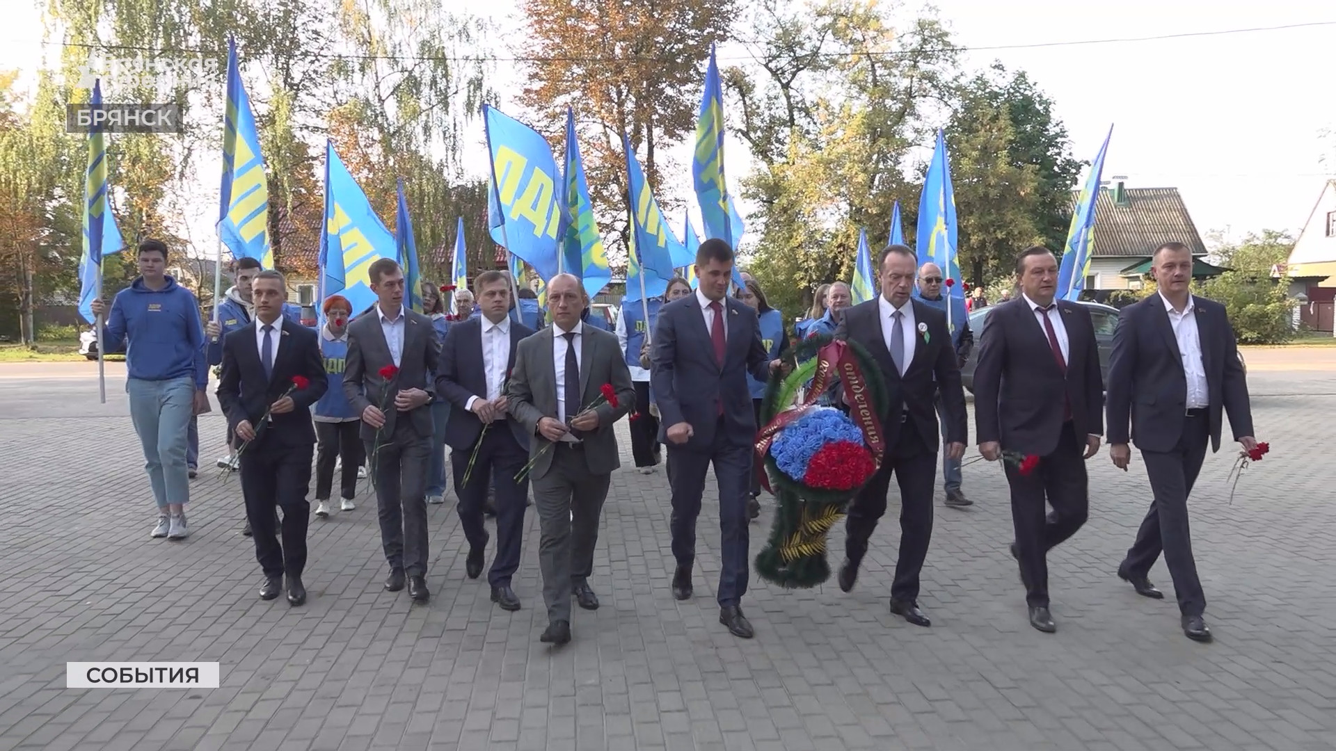 На Воинском мемориале в Бежицком районе Брянска в День города возложили венки и цветы