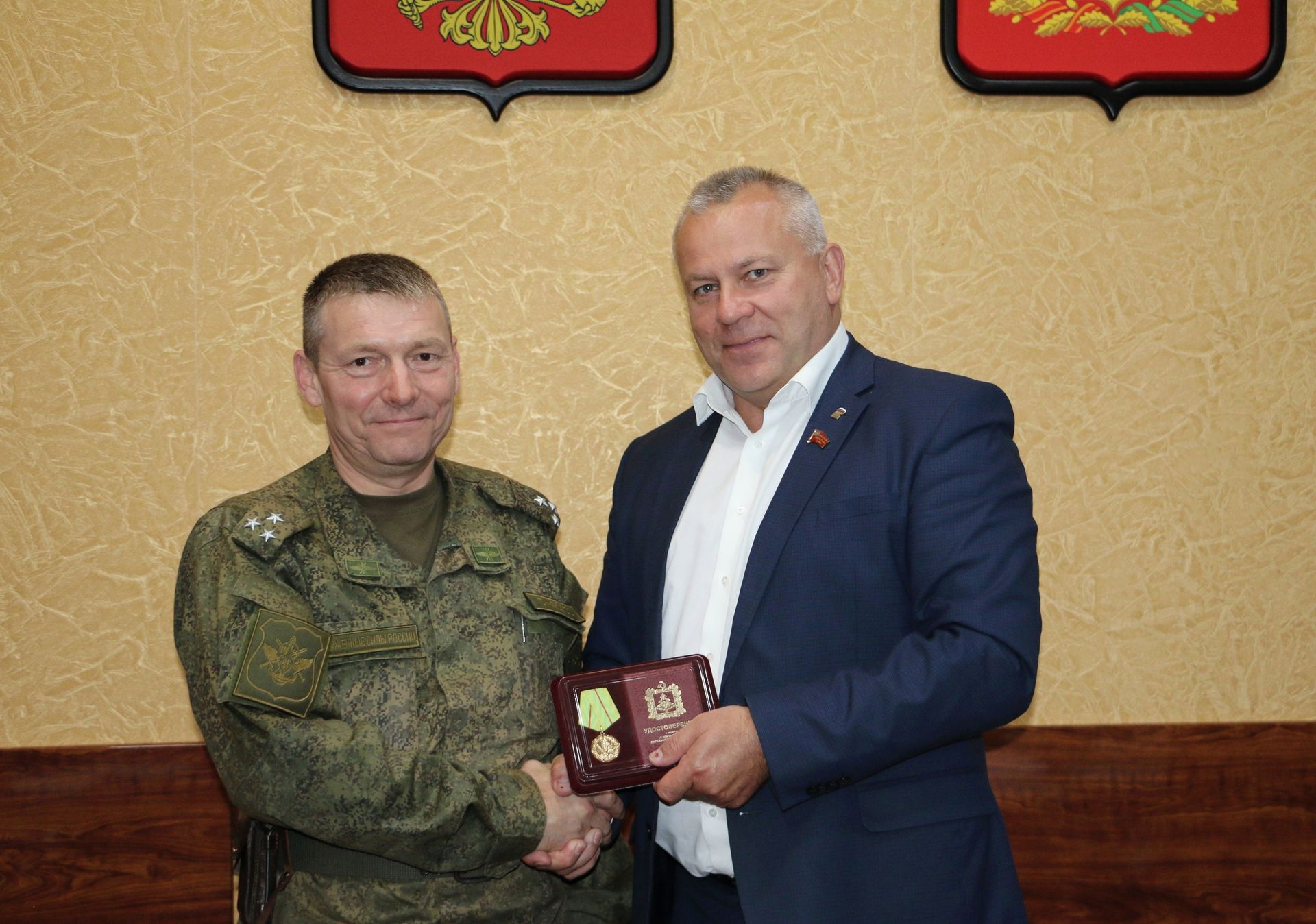 Спикер Брянской облдумы вручил памятную медаль командиру войсковой части