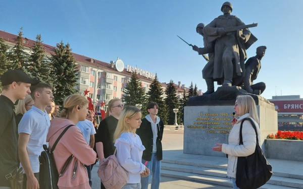 Для студентов из ДНР и ЛНР провели экскурсию по центру Брянска