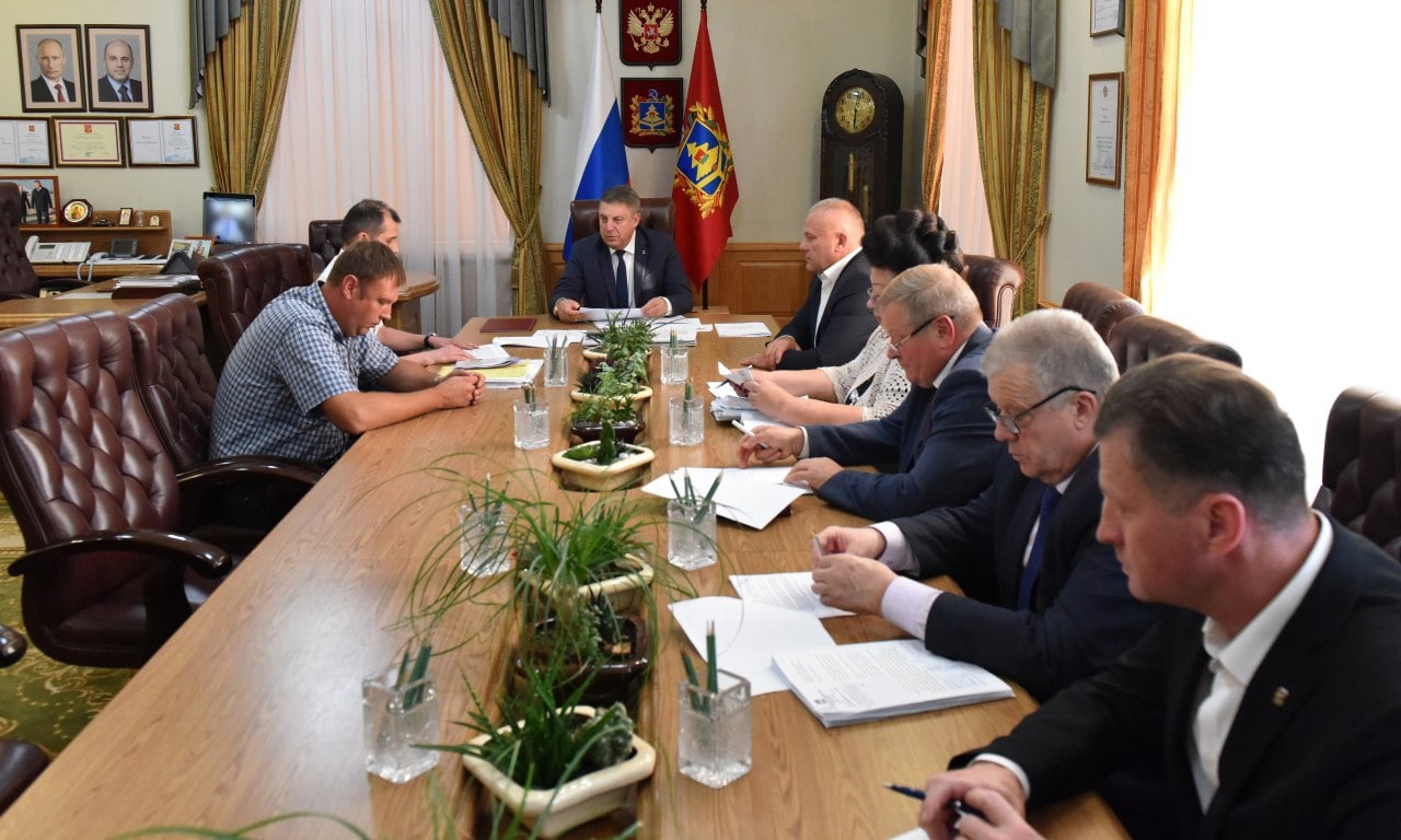 Губернатор Александр Богомаз провел встречу с учредителем Брянского фанерного комбината