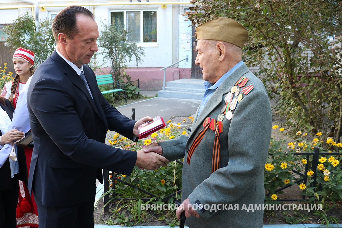 Вице-мэр Брянска Сергей Антошин поздравил двоих бежицких ветеранов