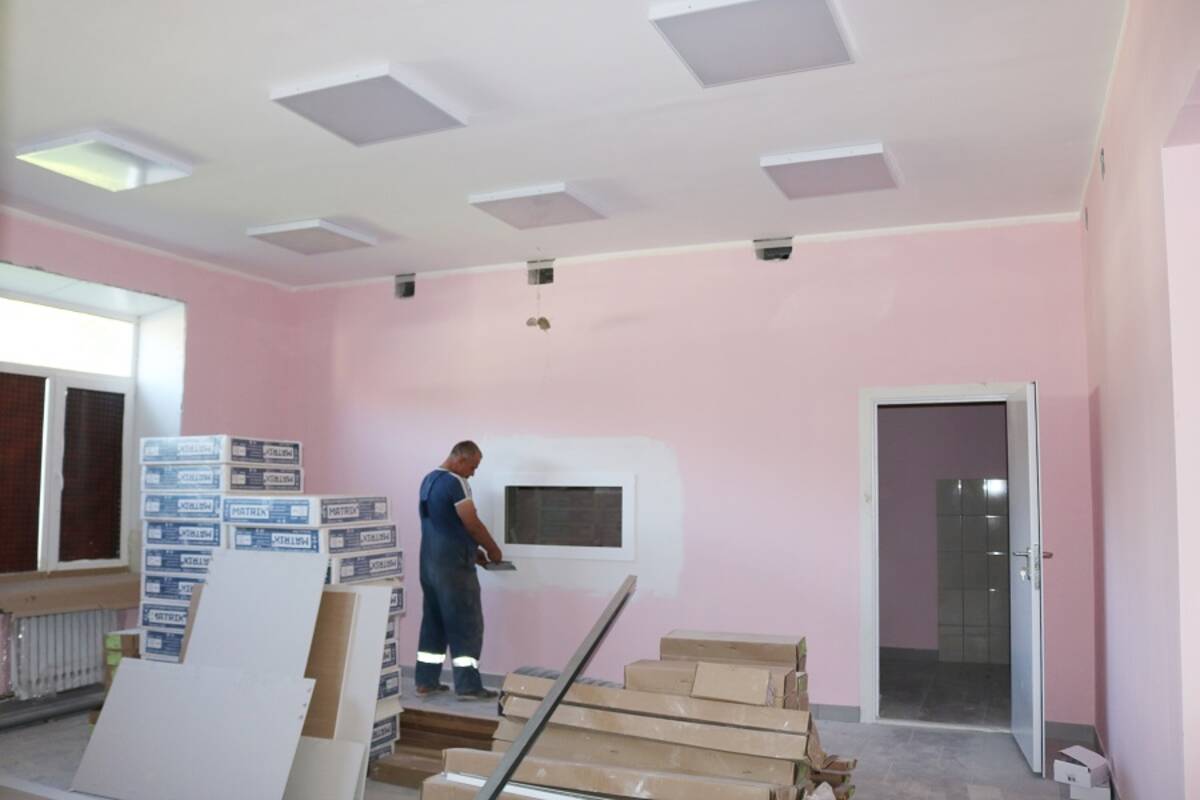 В Комаричском районе продолжается ремонт второго корпуса поликлиники