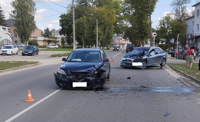 На брянской трассе автоледи устроила ДТП: ранены двое