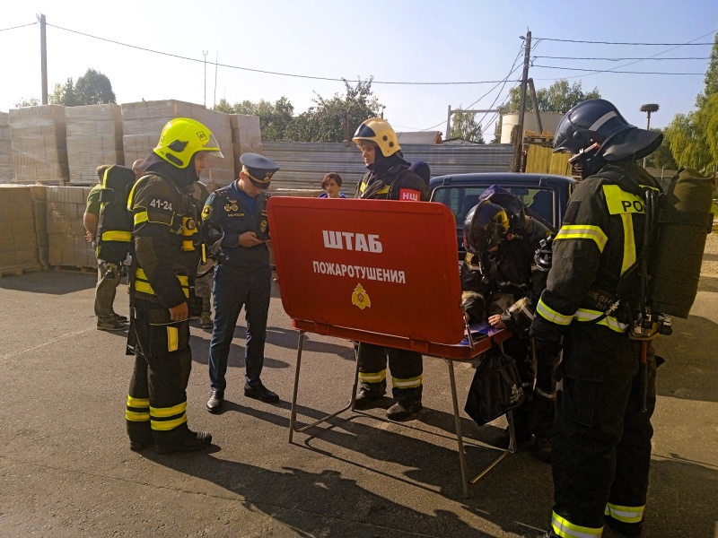Брасовские пожарные проверили свои навыки на производственном предприятии