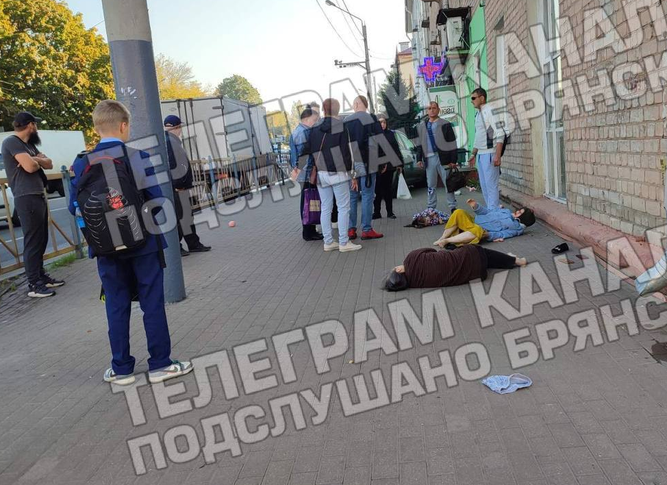 Страшное ДТП в Брянске: на улице Никитина легковушка сбила людей на тротуаре