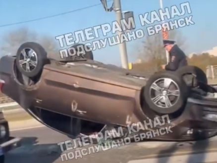 В Брянске на проспекте Героев легковушка перевернулась после столкновения с машиной ДПС
