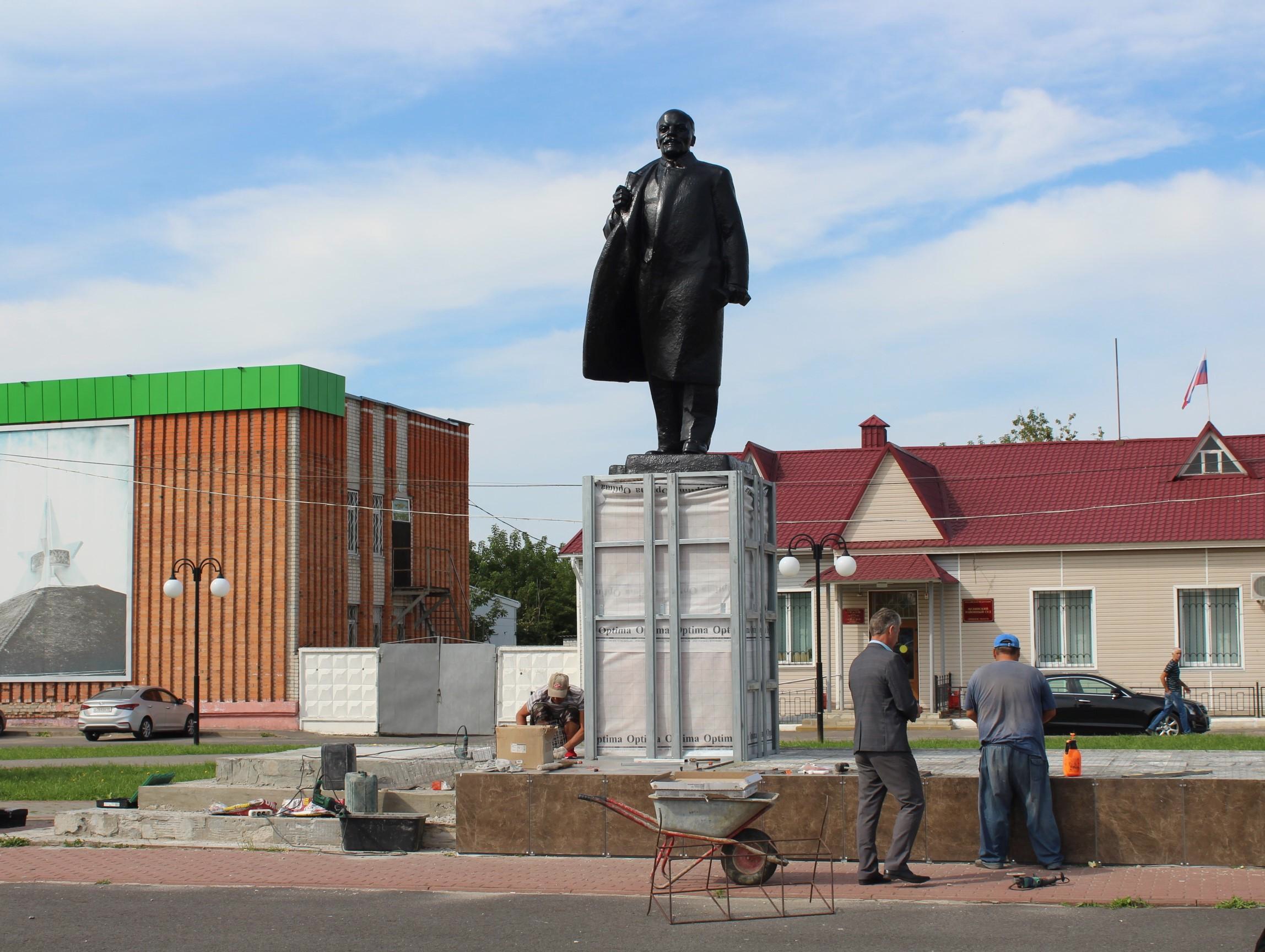 В Мглине Брянской области ремонтируют памятник Ленину