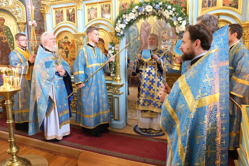 Брянский митрополит Александр возглавил литургию в храме в парке Толстого
