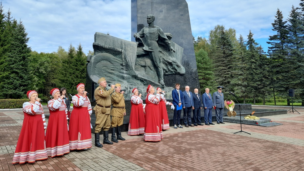В Брянске состоялся торжественный митинг возле памятника воинам-водителям