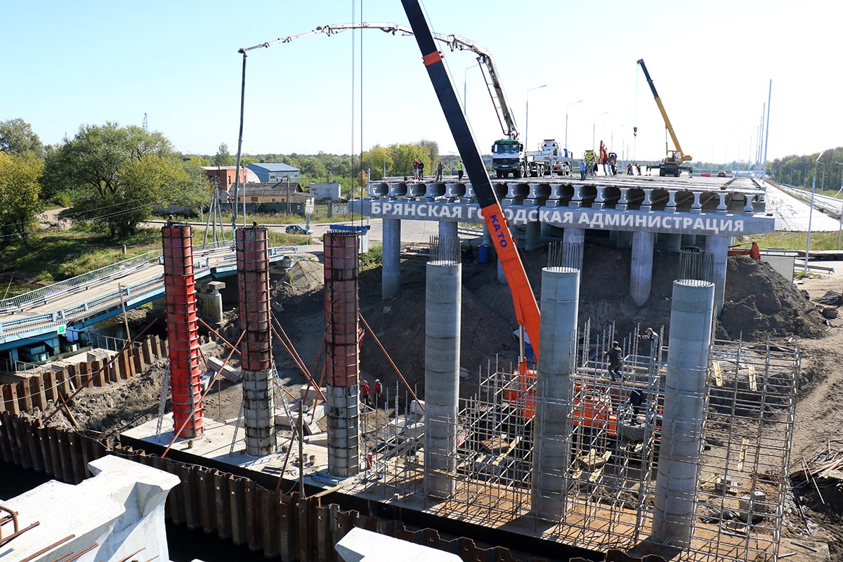 В Брянске строители Славянского моста «выходят» из воды