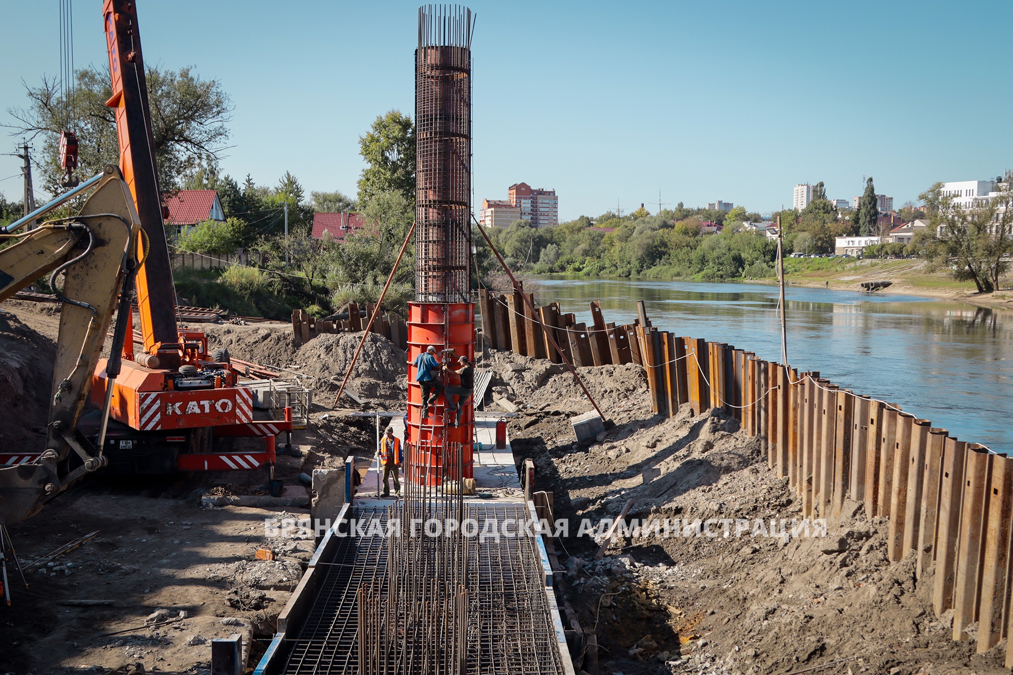 В Брянске на Славянском мосту бетонируют ростверк для шестой русловой опоры