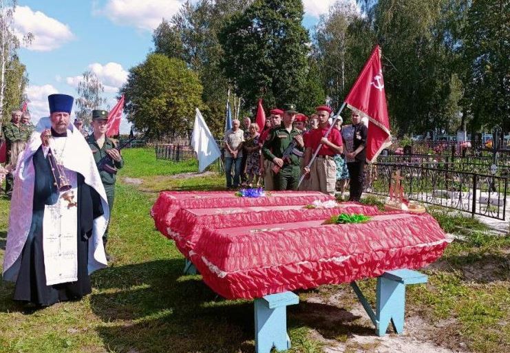 В Брасовском районе Брянской области захоронили останки 12 красноармейцев
