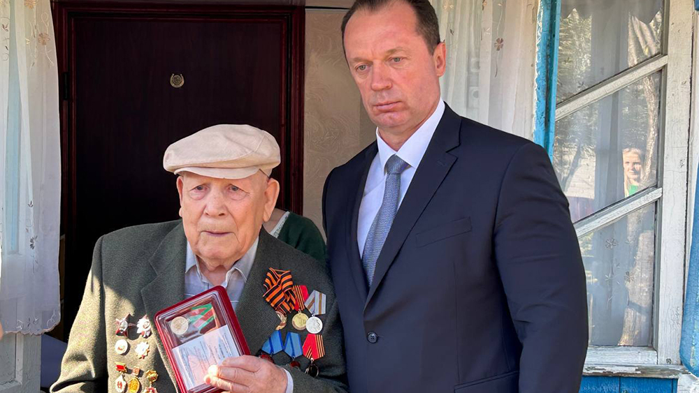 Накануне Дня города Сергей Антошин поздравил ветеранов