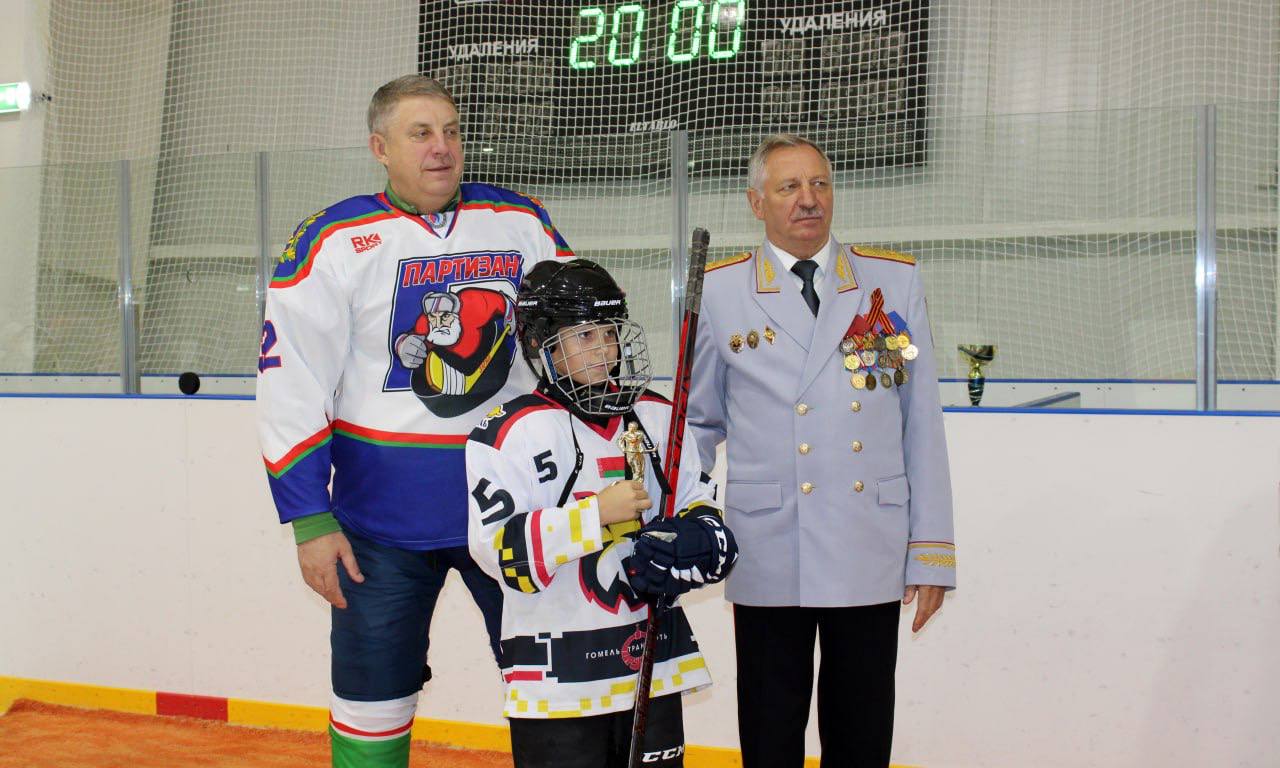 На Брянщине скрестили клюшки юные хоккеисты из Стародуба и Гомельской области