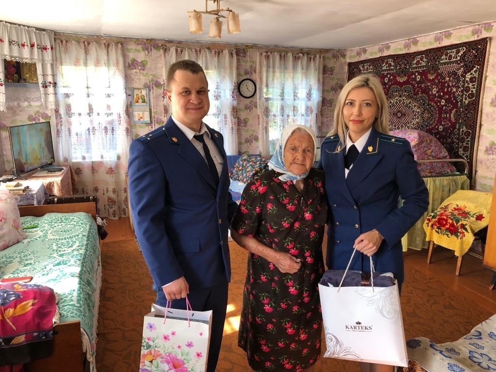 Гордеевские прокуроры поздравили вдову ветерана с 80-летием освобождения от фашистов