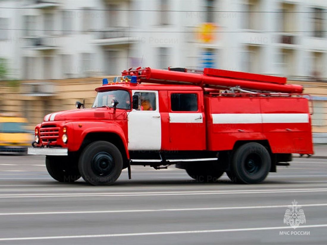 В Брянске на улице Смольной загорелся жилой дом