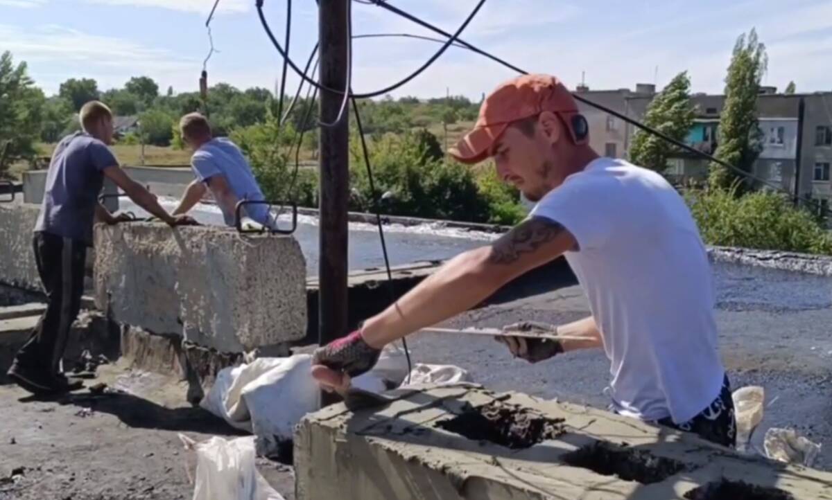 Брянские строители ремонтируют крыши домов в Брянке