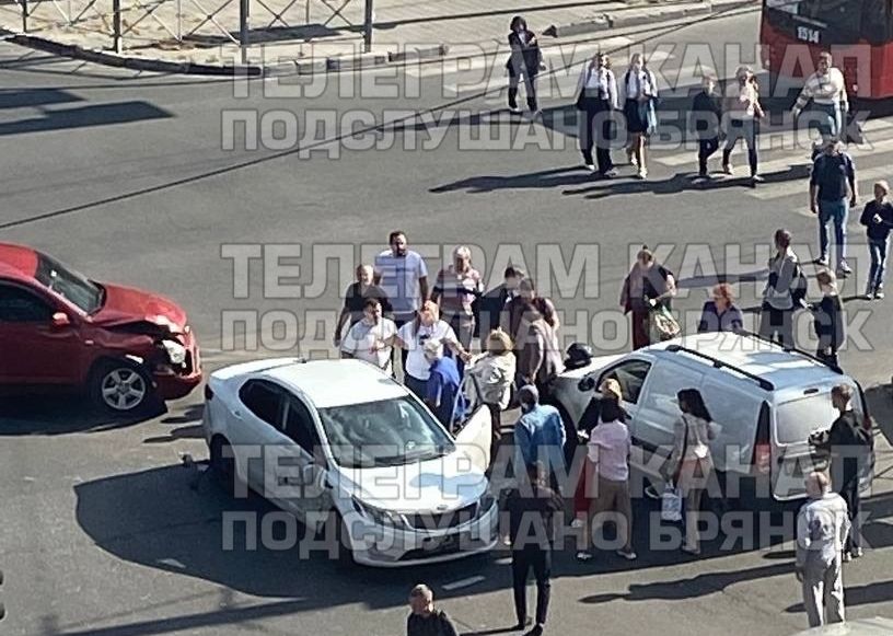 В Брянске произошло массовое ДТП на перекрестке возле «БУМ-Сити»