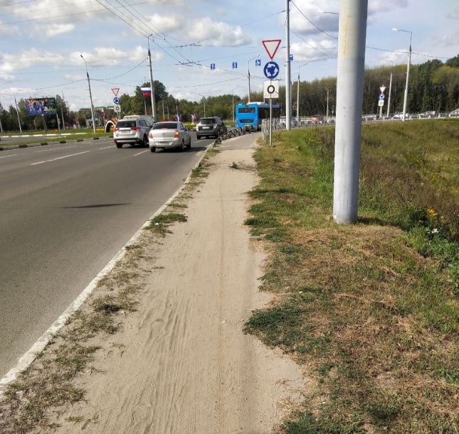 Прокуратура требует обустроить тротуар от METRO до проспекта Героев в Брянске