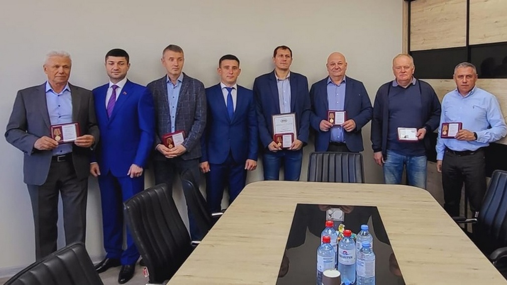 Руководителям предприятий посёлка Белые Берега вручили памятные медали