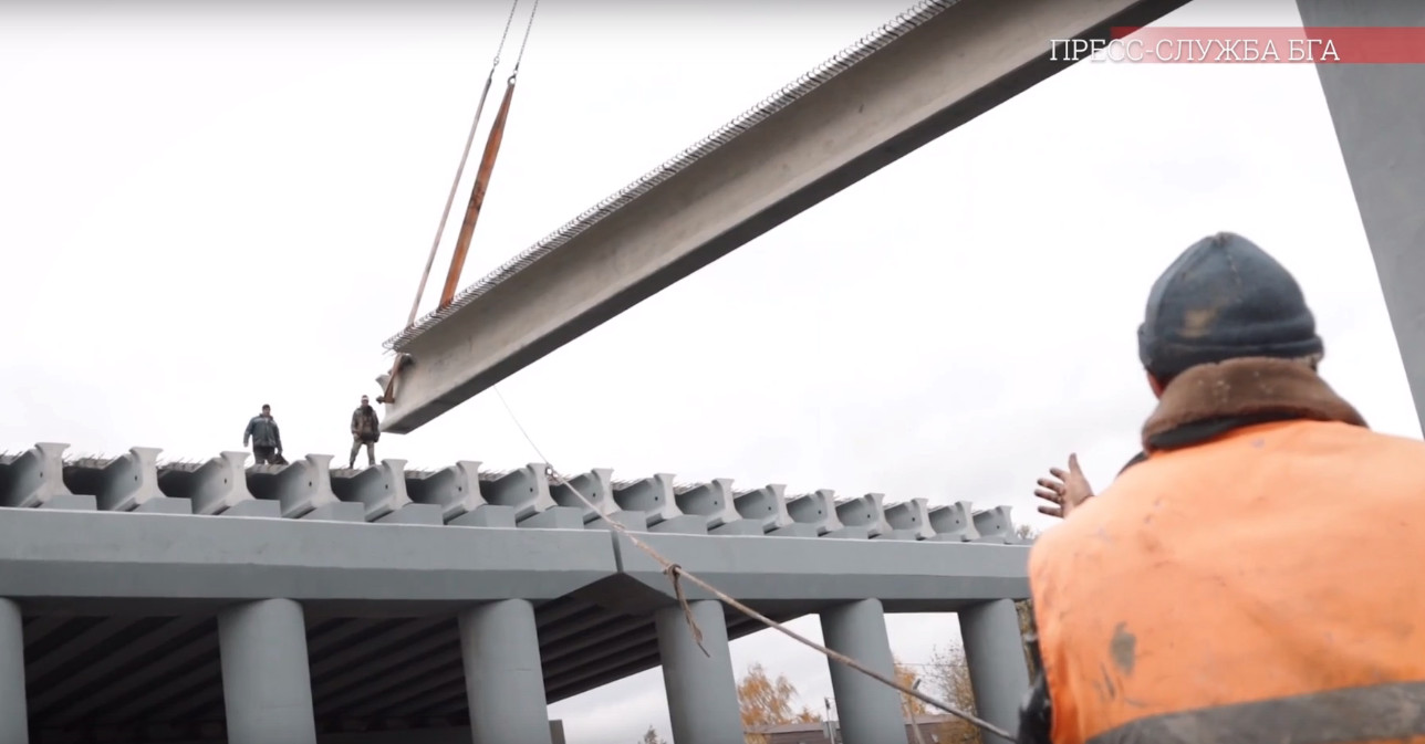 На Славянском мосту уложили первую балку на предпоследнем пролете (видео)