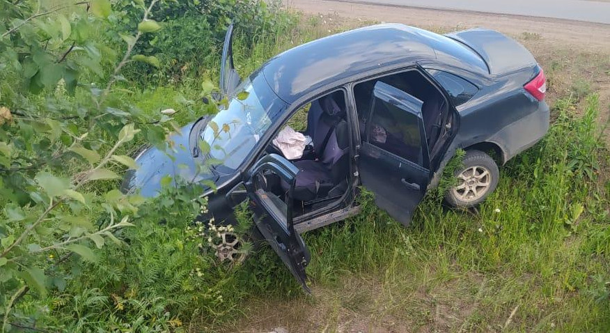 Под Брянском автомобиль ВАЗ слетел в кювет: ранения получила 38-летняя женщина