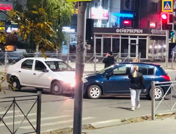В Брянске возле "БУМ-Сити" пободались две легковушки
