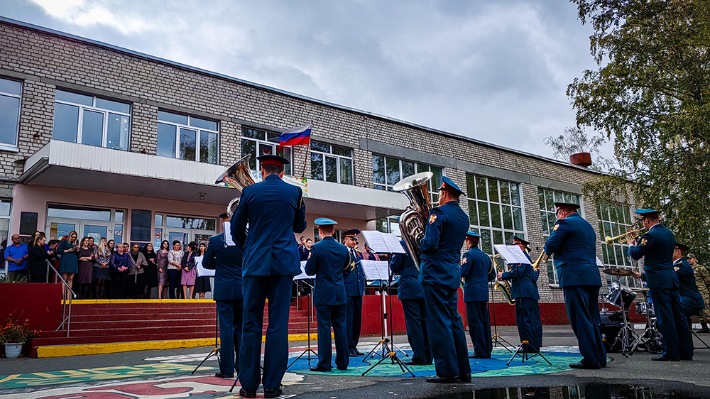 Военный оркестр брянской Росгвардии поздравил педагогов с профессиональным праздником