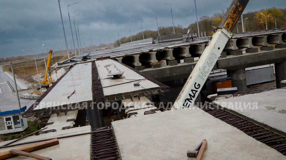 По Славянскому мосту в Брянске уже можно пройти с одного берега на другой