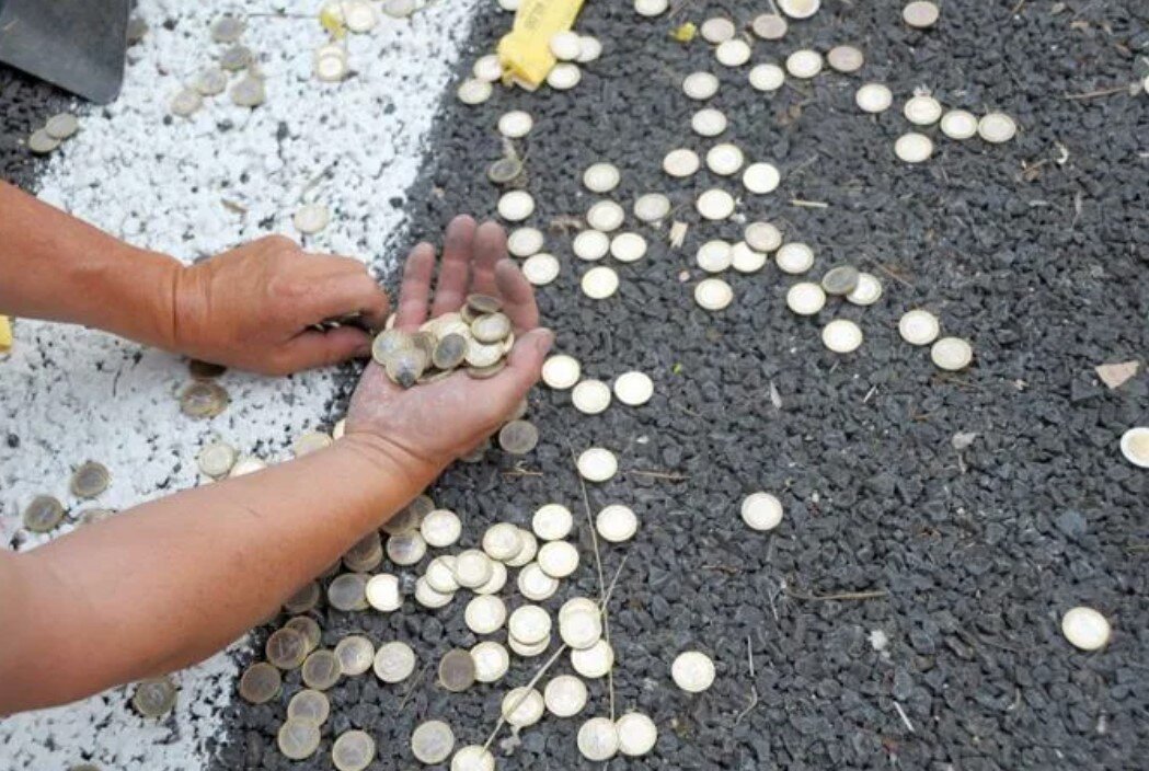 Каждый третий брянец поднимает монеты на улице, а 7% высказались за их упразднение