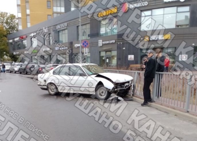 В Брянске возле "БУМ-Сити" водитель "БМВ" протаранил забор