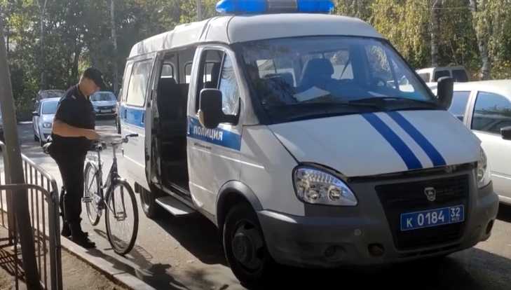 В Брянске уголовник украл оставленный у магазина велосипед и сразу попался полицейским