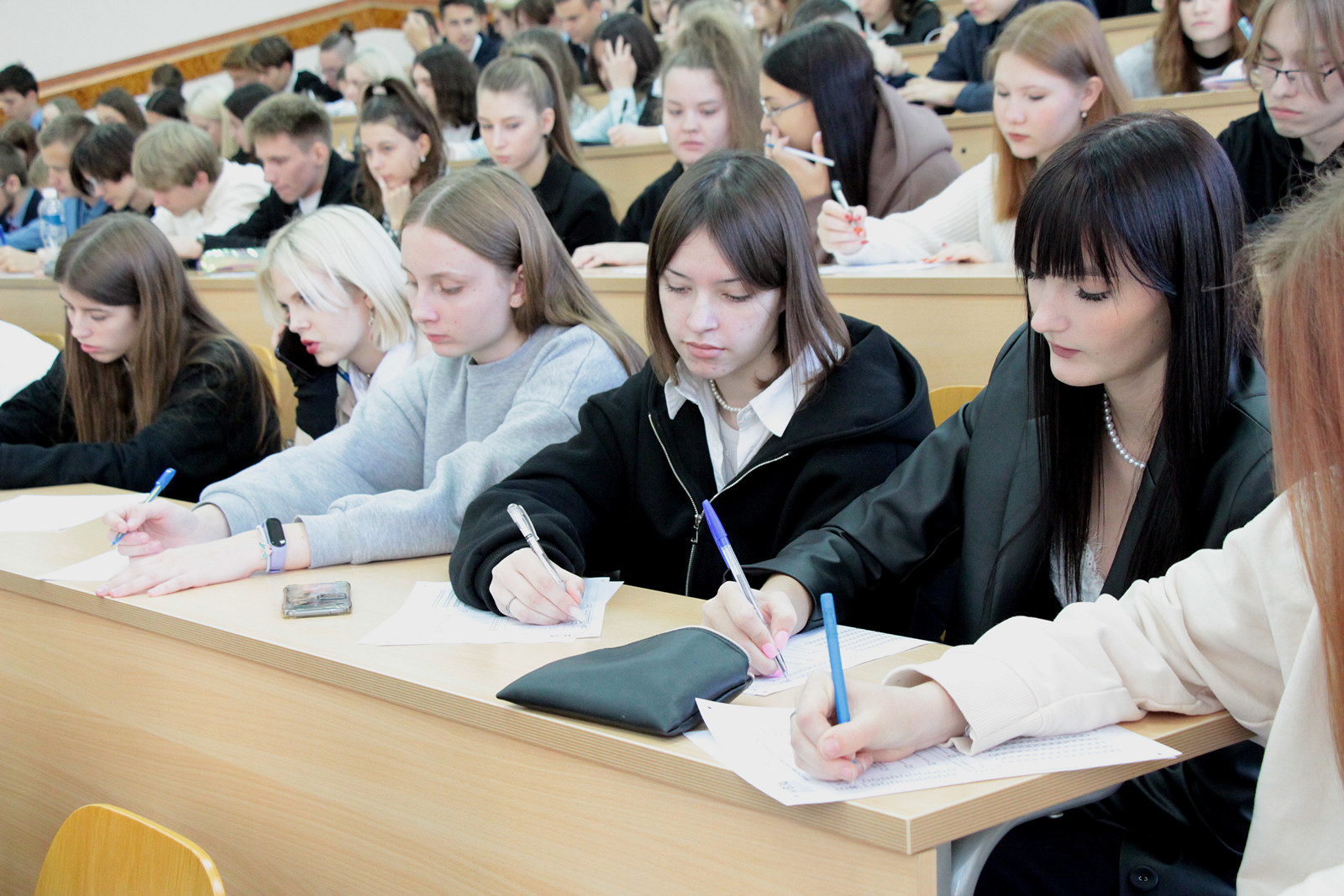 В Брянске студенты и старшеклассники написали экономический диктант