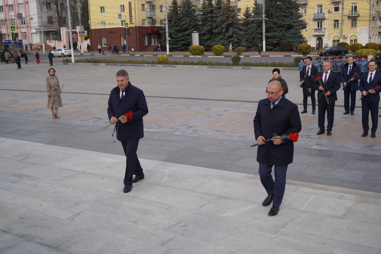 В Брянске посол Казахстана возложил цветы к памятнику на площади Партизан