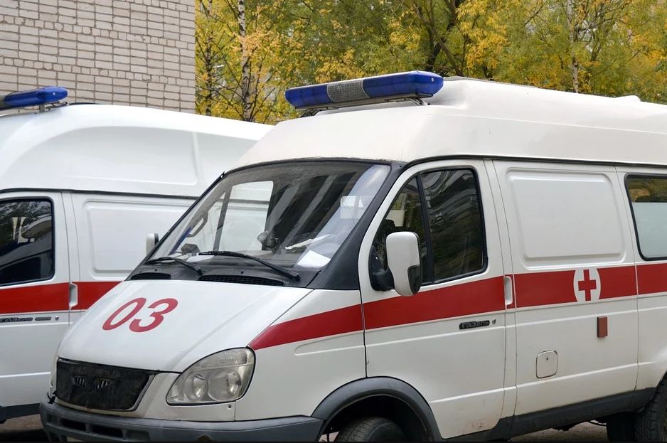 После столкновения с автобусом на брянской трассе водителя "Ларгуса" без сознания увезли в больницу