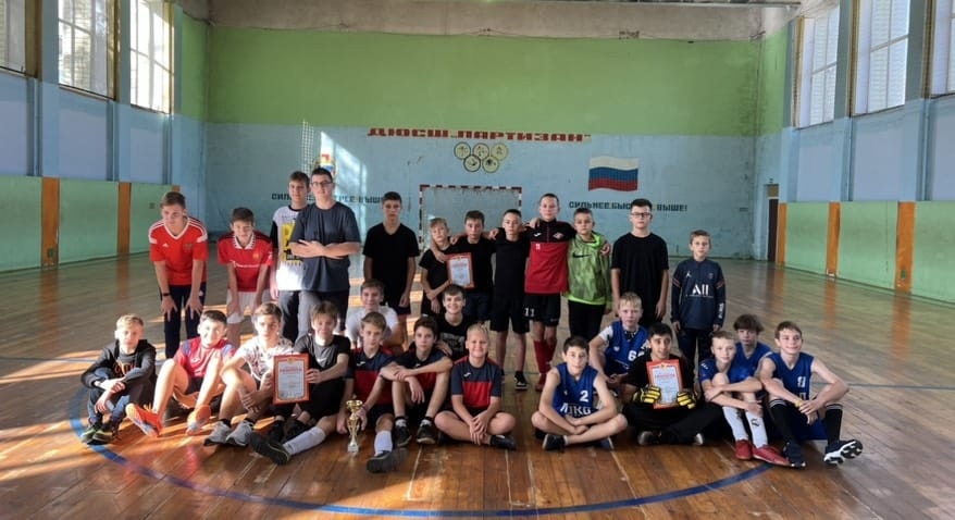 Команда гимназии №3 победила на турнире по мини-футболу среди школ Володарского района Брянска