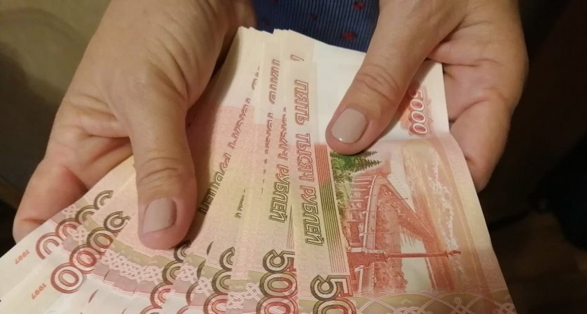 В Брянске 55-летняя женщина присвоила найденные в примерочной магазина 34 тысячи рублей и тысячу валюты